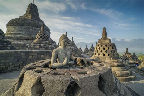  Borobudur Tapınağı: Gizemli Bir Yolculuk ve Tarihin Fısıltıları!