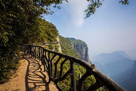 Tianmenshan Dağı: Efsanevi Doğal Güzellik ve Heyecan Verici Bir Tırmanış!