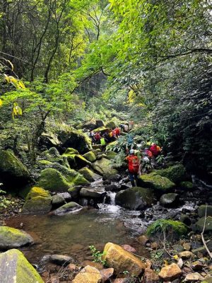  Yanmingshan Milli Parkı: Gökyüzüne Dokunan Yeşillikler ve Şelalelerin Gizli Cennetinde Bir Yolculuk!