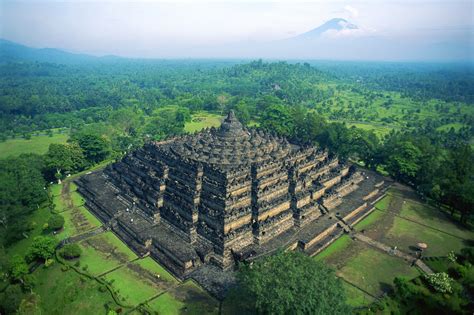  Candi Borobudur: Büyük Bir Budizm Tapınağı ve Muhteşem Manzaralar