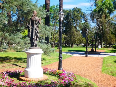 Parque de la Independencia'ın Muhteşem Heykel Tasarımları ve Canlı Müziği Keşfedin!